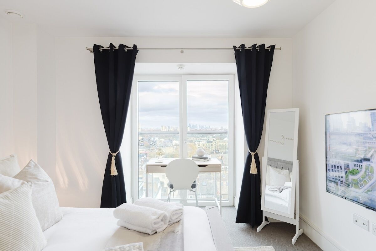 Tabla de planchar con plancha, wifi gratis y ropa de cama 