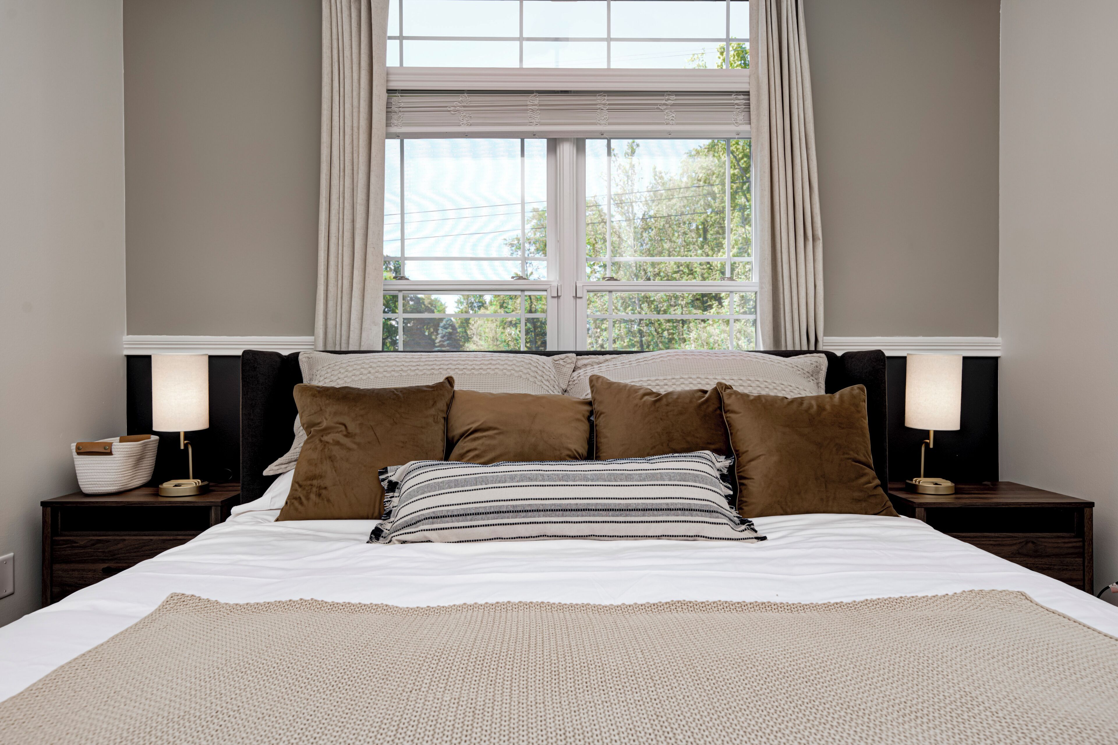 5 bedrooms, iron/ironing board, WiFi, bed sheets