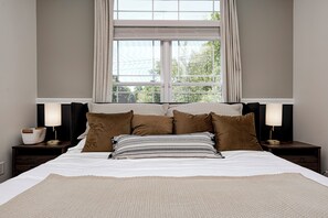 5 bedrooms, iron/ironing board, WiFi, bed sheets - Hot tub~Game Room~Theater~POOL~15mi to DT Indy and all major events. Sleeps 19 (Camby)