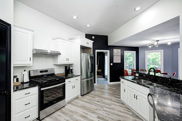 Private kitchen - Hot tub~Game Room~Theater~POOL~15mi to DT Indy and all major events. Sleeps 19 (Camby)