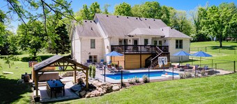 Hot tub~Game Room~Theater~POOL~15mi to DT Indy and all major events. Sleeps 19
