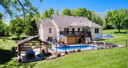 Hot tub~Game Room~Theater~POOL~15mi to DT Indy and all major events. Sleeps 19