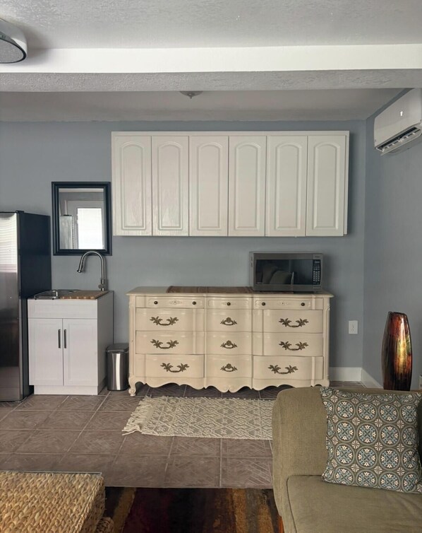 Smart TV, fireplace - Charming apartment in Punta Gorda located near downtown PG. (Punta Gorda)
