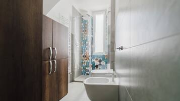 Douche, sĂšche-cheveux, bidet, serviettes fournies