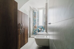 Douche, sèche-cheveux, bidet, serviettes fournies