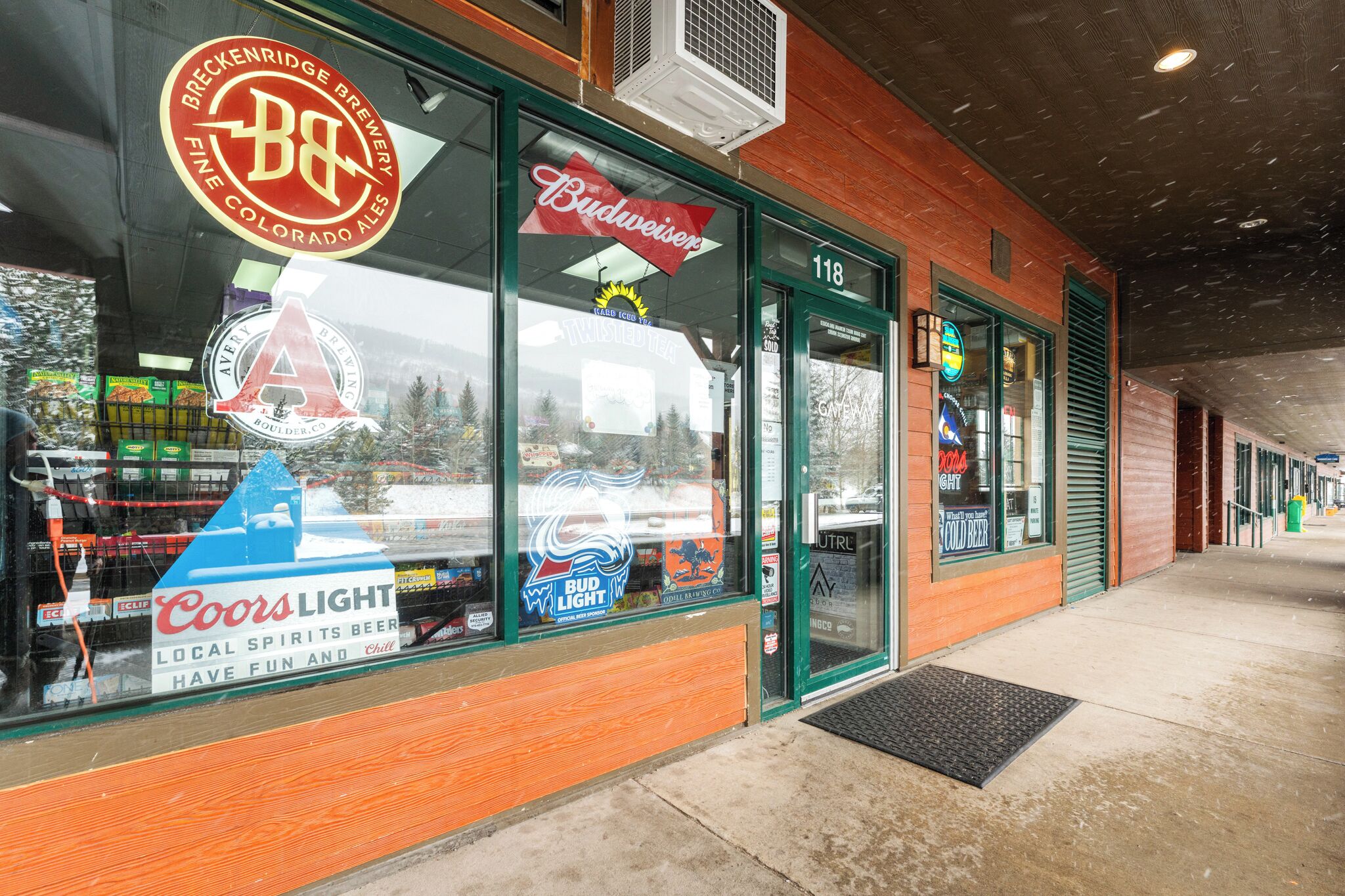 En butik med skilte for Budweiser og Coors Light øl, samt et skilt for Breckenridge Brewery.