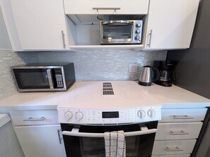 Een koelkast, een microgolfoven, een oven, een kookplaat