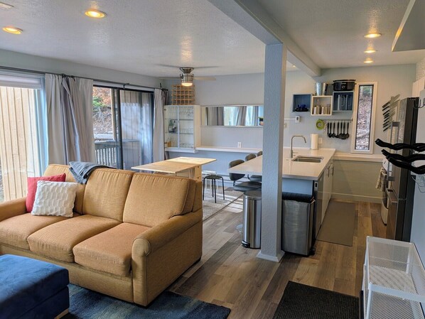 TV - Modern Mountain Retreat • Sleeps 6 (Brian Head)