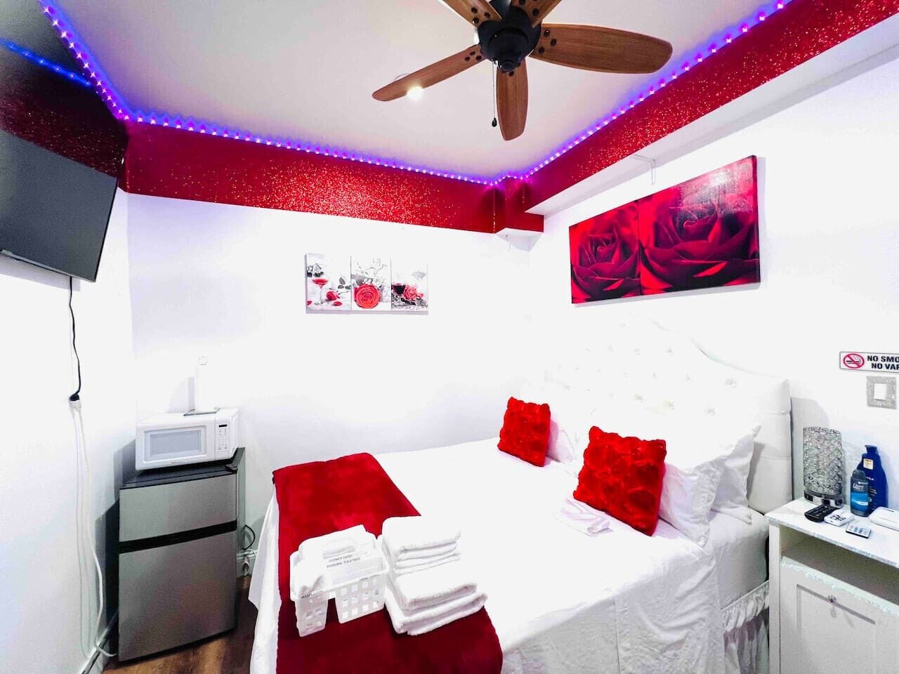 Una scrivania, ferro/asse da stiro, Wi-Fi, lenzuola