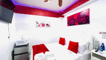 Una scrivania, ferro/asse da stiro, Wi-Fi, lenzuola