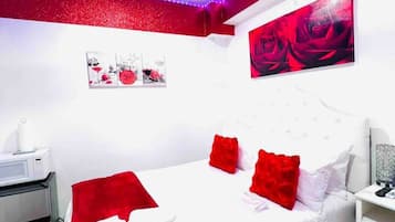 Desk, iron/ironing board, WiFi, bed sheets