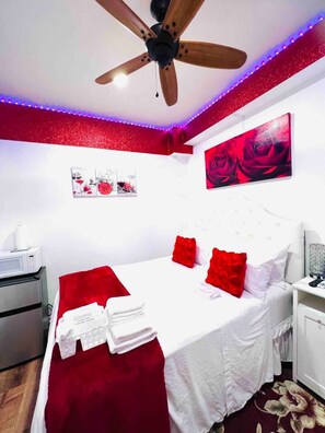 Una scrivania, ferro/asse da stiro, Wi-Fi, lenzuola