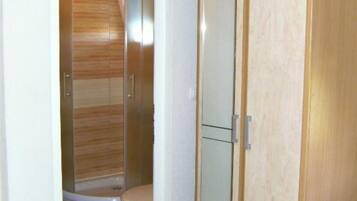 Een douche, handdoeken