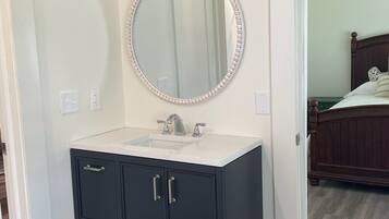 2 quartos, escrivaninha, ferros/tábuas de passar roupa