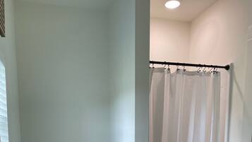 Dutxa, assecador de cabells, tovalloles i sabó