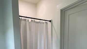 Douche, sèche-cheveux, serviettes fournies, savon