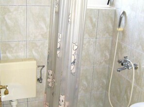 Douche, serviettes fournies