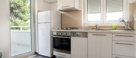 Kühlschrank, Mikrowelle, Ofen, Herdplatte