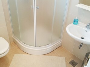 Douche, sèche-cheveux, serviettes fournies