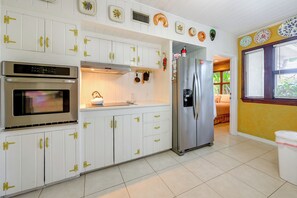 Kühlschrank, Mikrowelle, Herdplatte, Wasserkocher mit Kaffee-/Teezubehör