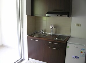 Fridge, microwave, stovetop, cookware/dishes/utensils - Apartments Despot Zaostrog RY (Zaostrog)