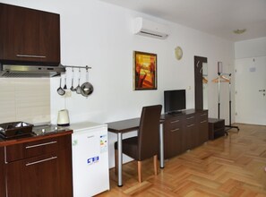 Fridge, microwave, stovetop, cookware/dishes/utensils - Apartments Despot Zaostrog RY (Zaostrog)