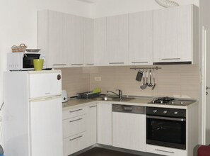 Kylskåp, mikrovågsugn, ugn och spishäll