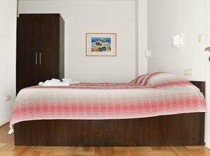 1 sovrum, internet och sängkläder