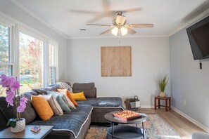 TV - Beautifully Renovated 4 Bedroom Home; Fully Furnished & Move-in Ready. (Petersburg)