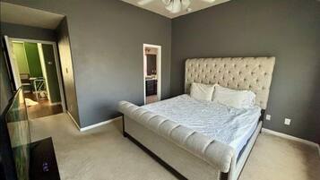 Planxa i posts de planxar, wifi i roba de llit