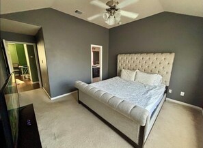 Planxa i posts de planxar, wifi i roba de llit