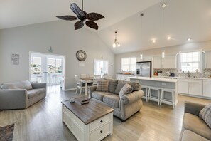 Living area - Dock, Pool Access! Waterfront Haven in Ocean City (Ocean City)