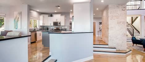 Frigorífico, microondas, placa de cocina y lavavajillas