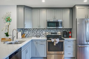 Fridge, microwave, stovetop, dishwasher - Riverside Marco Island Condo: Pool & Marina Access (Marco Island)