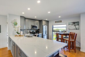 Fridge, microwave, stovetop, dishwasher - Riverside Marco Island Condo: Pool & Marina Access (Marco Island)