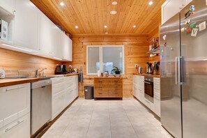 Kühlschrank, Ofen, Geschirrspüler, Wasserkocher mit Kaffee-/Teezubehör