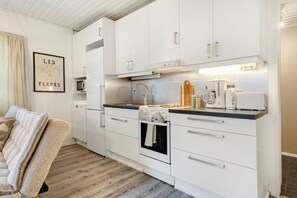 Fridge, microwave, oven, stovetop - Cozy Lapland Hideaway By Lapland Host (Rovaniemi)