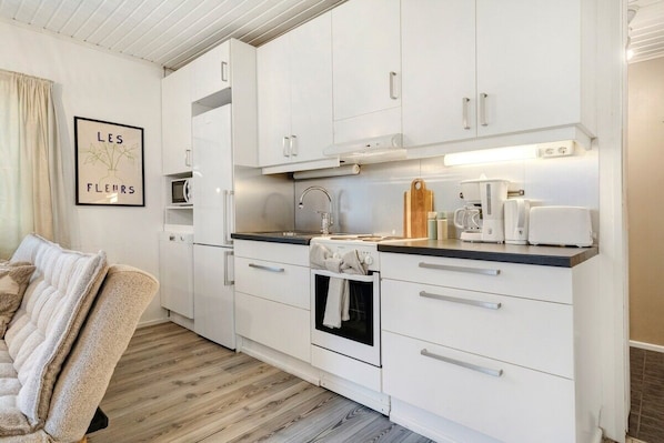 Private kitchen - Cozy Lapland Hideaway, 2BDR, Wifi & Parking (Rovaniemi)