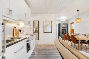 Private kitchen - Cozy Lapland Hideaway, 2BDR, Wifi & Parking (Rovaniemi)