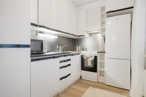 Micro-ondes, four, plaque de cuisson, cafetiĂšre/bouilloire