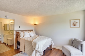 1 bedroom, Internet, bed sheets - Steps to CSULB: Cozy Condo w/ Pool Access! (Long Beach)