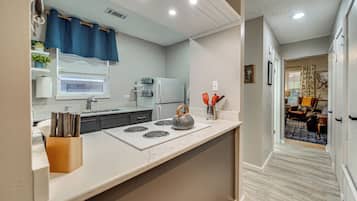 Réfrigérateur, micro-ondes, plaque de cuisson, cafetiÚre/bouilloire