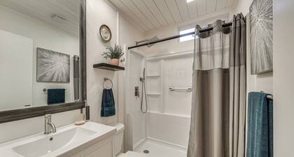 < 1 Mi to Dtwn Texarkana: Couple's Retreat w/ Yard