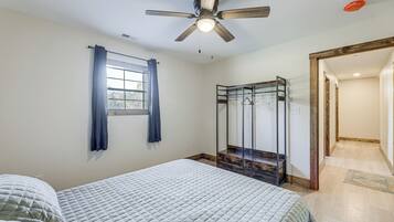 3 makuuhuonetta, työpöytä, internet, vuodevaatteet