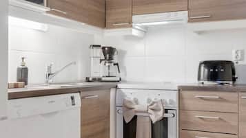 Kjøleskap, mikrobølgeovn, ovn og kokeplater