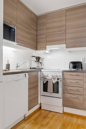 Jääkaappi, mikroaaltouuni, uuni, liesi