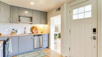 Coffee/tea maker, fridge, microwave, stovetop