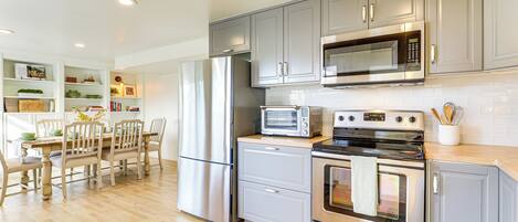 Fridge, microwave, stovetop, dishwasher