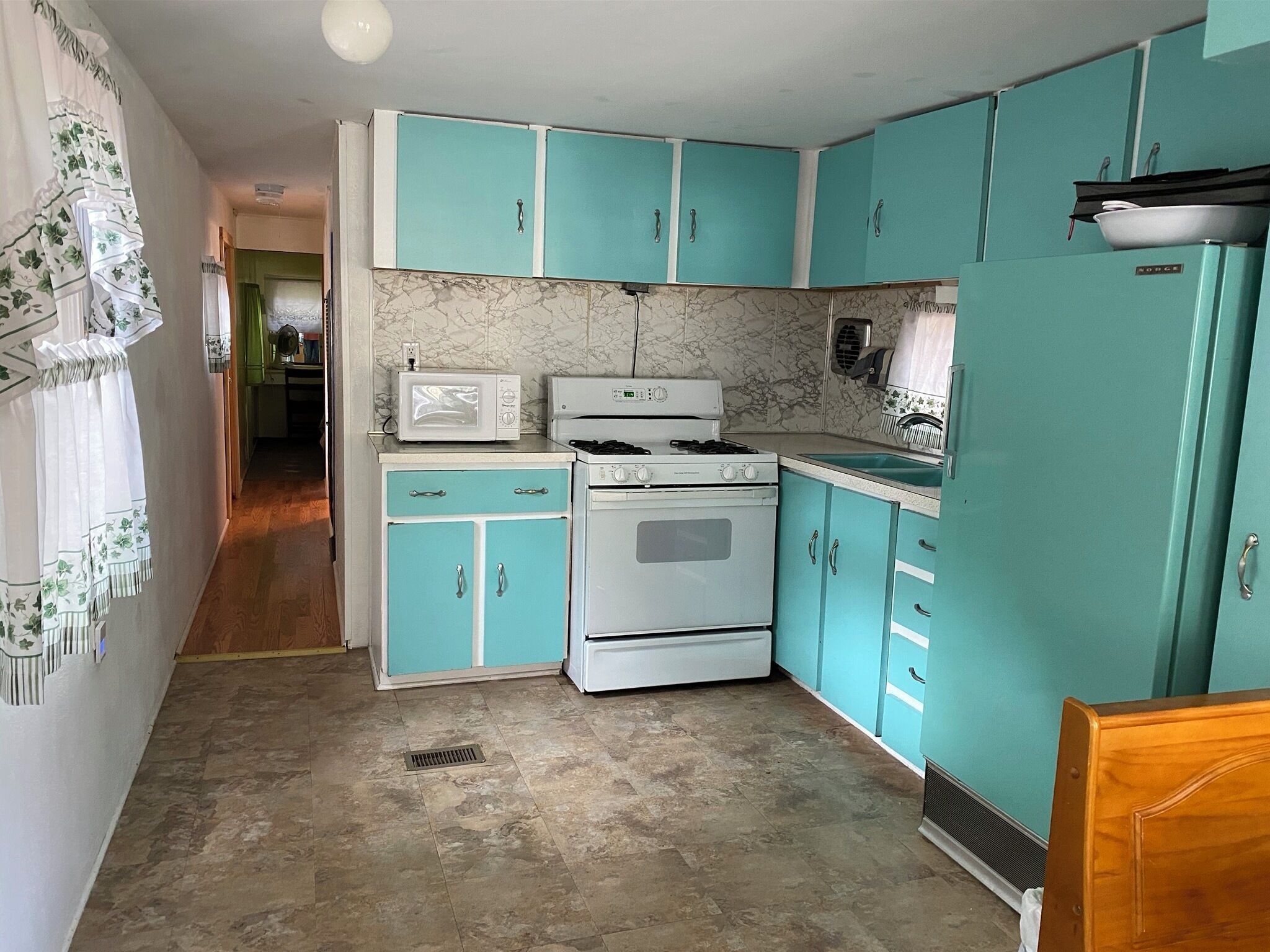 Kühlschrank, Mikrowelle, Wasserkocher mit Kaffee-/Teezubehör, Toaster