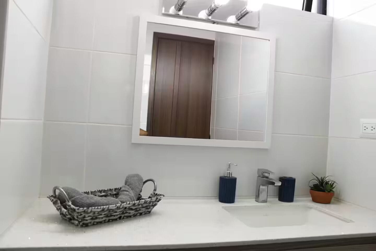 Regadera, toallas, jabón, papel de baño 